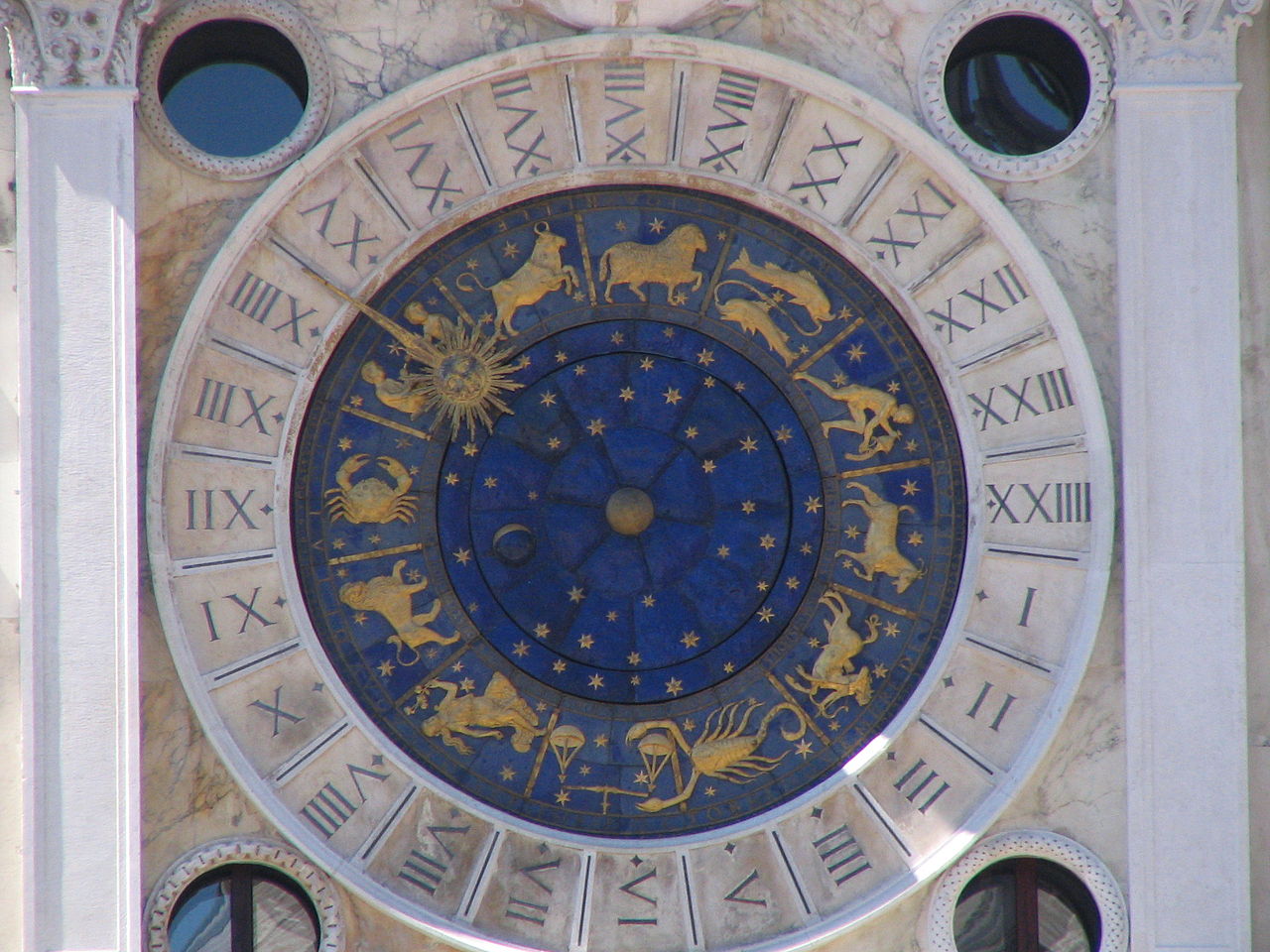 De beroemde astrologische klok met dierenriemtekens op het San Marcoplein in Venetië